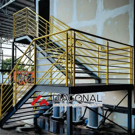 Escada industrial com guarda corpo